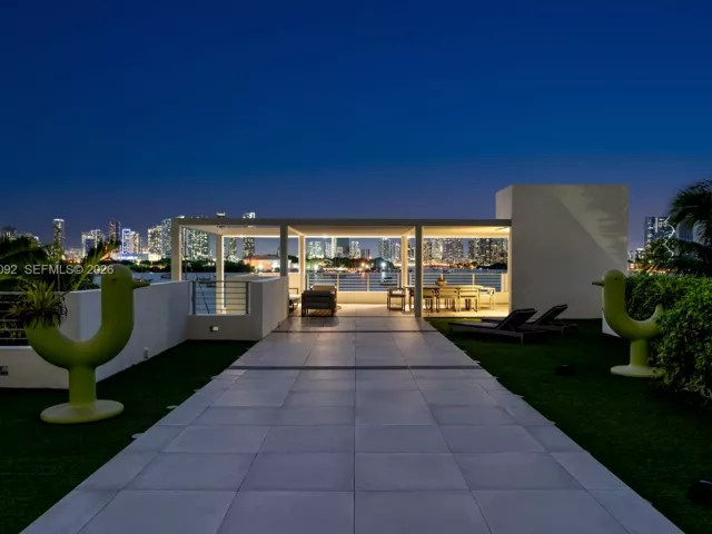 Продажа дома по адресу 440 S Hibiscus Dr - фото 6708734