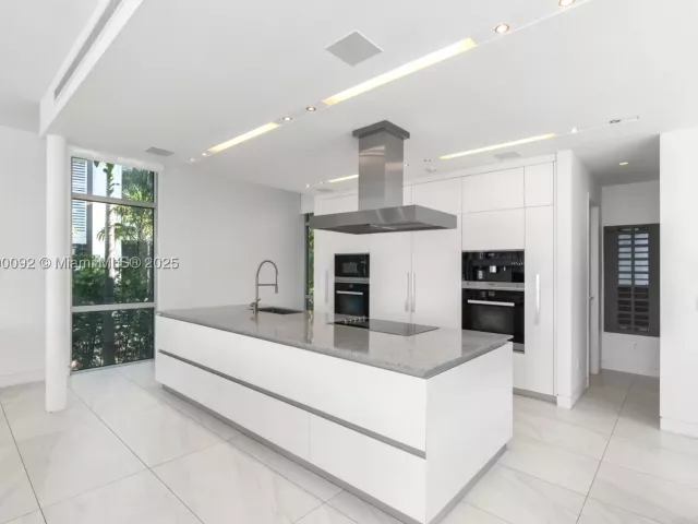 Продажа дома по адресу 440 S Hibiscus Dr - фото 9066232