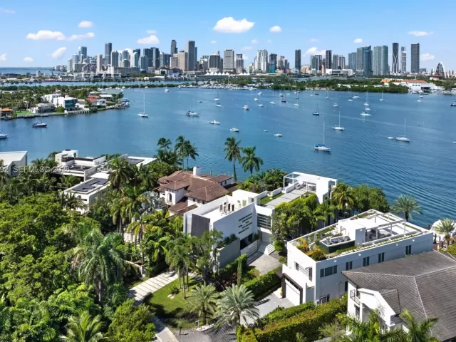 Продажа дома по адресу 440 S Hibiscus Dr - фото 6708738