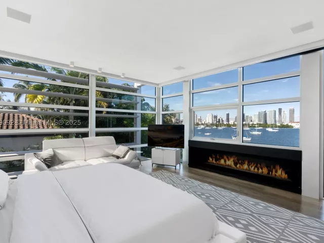 Продажа дома по адресу 440 S Hibiscus Dr - фото 9066257