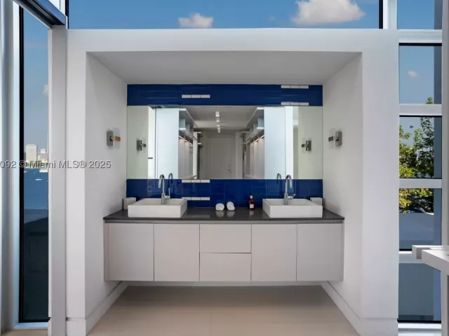 Продажа дома по адресу 440 S Hibiscus Dr - фото 9066277