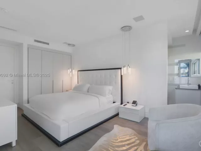 Продажа дома по адресу 440 S Hibiscus Dr - фото 9066289