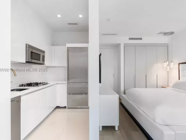 Продажа дома по адресу 440 S Hibiscus Dr - фото 9066290