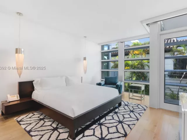 Продажа дома по адресу 440 S Hibiscus Dr - фото 9066291