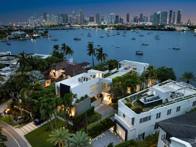 Продажа дома по адресу 440 S Hibiscus Dr - фото 6708740