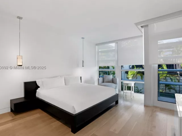 Продажа дома по адресу 440 S Hibiscus Dr - фото 9066295