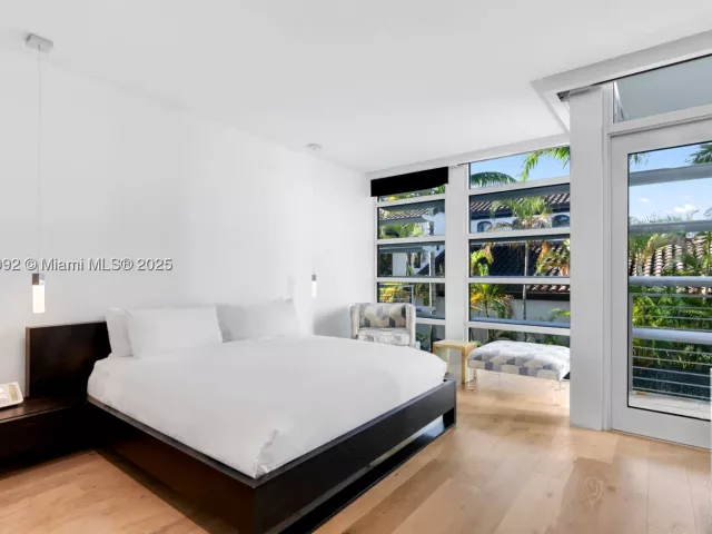 Продажа дома по адресу 440 S Hibiscus Dr - фото 9066298