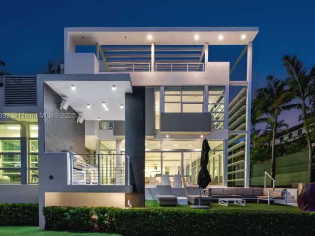 Продажа дома по адресу 440 S Hibiscus Dr - фото 9066306