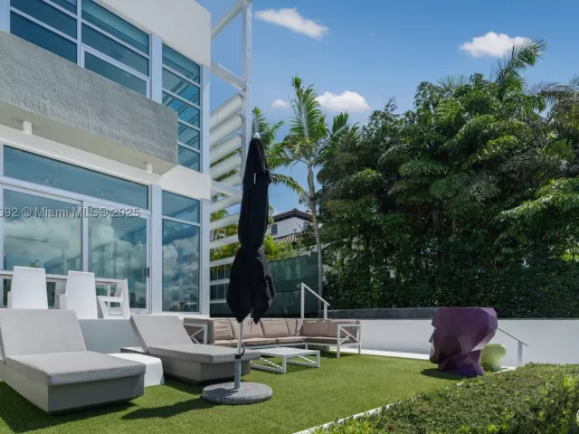 Продажа дома по адресу 440 S Hibiscus Dr - фото 9066308