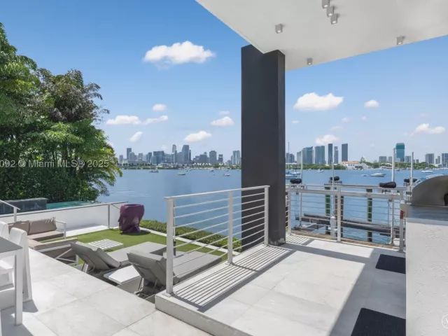 Продажа дома по адресу 440 S Hibiscus Dr - фото 9066310