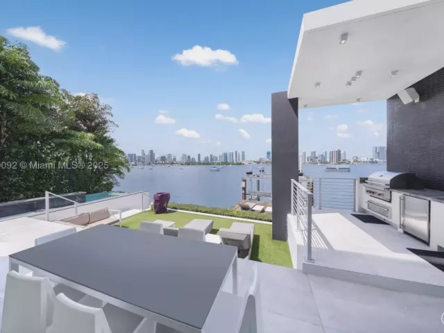 Продажа дома по адресу 440 S Hibiscus Dr - фото 9066316