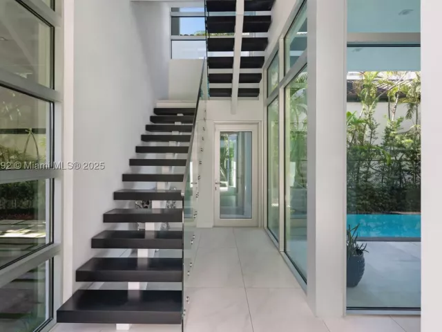 Продажа дома по адресу 440 S Hibiscus Dr - фото 9066320