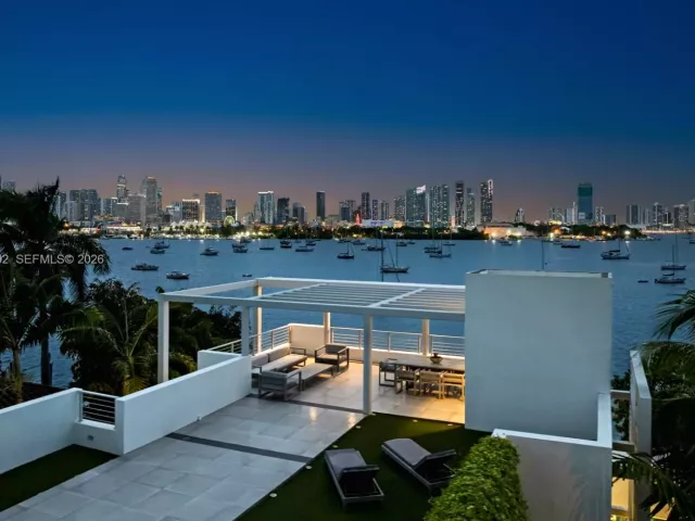 Продажа дома по адресу 440 S Hibiscus Dr - фото 6708743