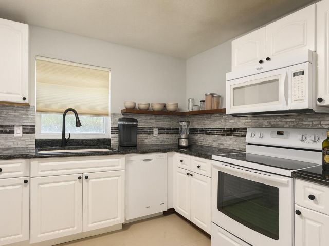 Продажа дома по адресу 2530 Myrica Road - фото 6722166