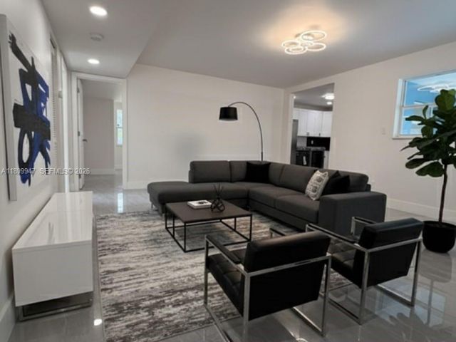 Продажа дома по адресу 809 NW 12th Ave - фото 7504847