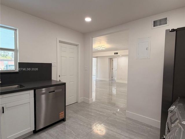 Продажа дома по адресу 809 NW 12th Ave - фото 7504856