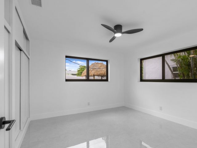 Продажа дома по адресу 1659 SE 8th Avenue - фото 6694363