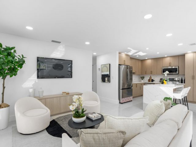 Продажа дома по адресу 1659 SE 8th Avenue - фото 6694370