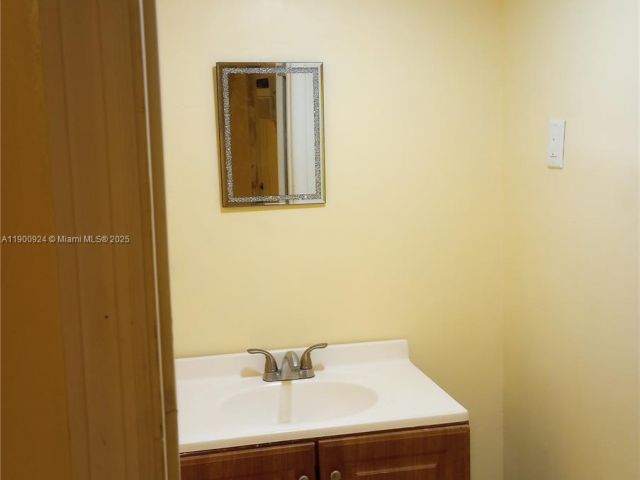 Дом в аренду по адресу 1918 NW 82nd St 0 - фото 7498673