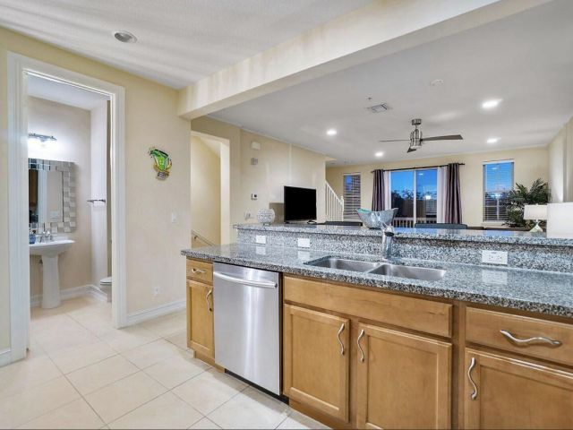 Дом в аренду по адресу 111 SW 2nd Avenue - фото 6713076