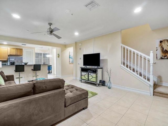 Дом в аренду по адресу 111 SW 2nd Avenue - фото 6713079