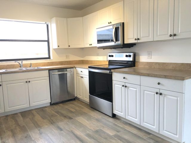 Дом в аренду по адресу 43 SW 8th Avenue - фото 6707968