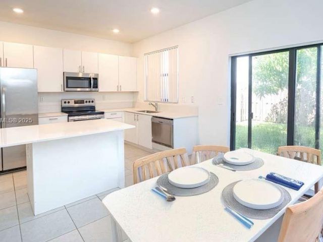 Дом в аренду по адресу 13237 SW 286th Ter 13237 - фото 7438455