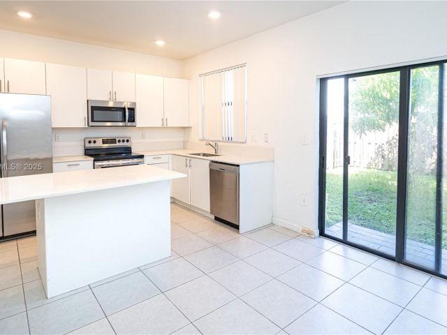 Дом в аренду по адресу 13237 SW 286th Ter 13237 - фото 7438456