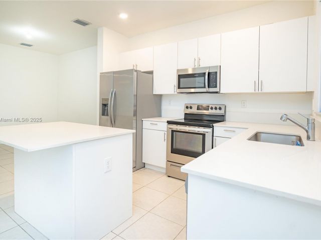 Дом в аренду по адресу 13237 SW 286th Ter 13237 - фото 7438466