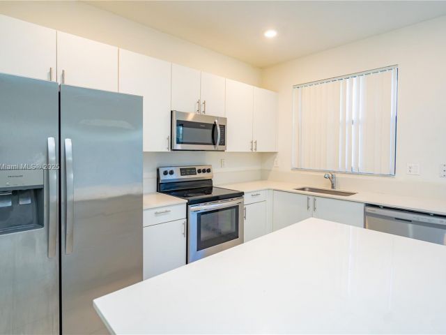 Дом в аренду по адресу 13237 SW 286th Ter 13237 - фото 7438468