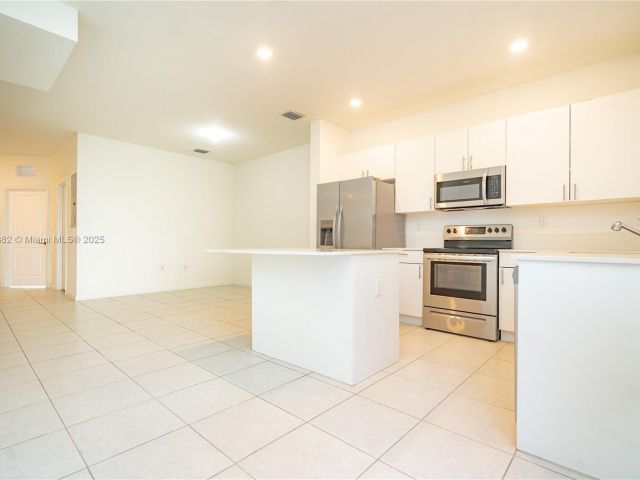 Дом в аренду по адресу 13237 SW 286th Ter 13237 - фото 7438470