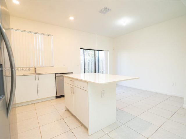 Дом в аренду по адресу 13237 SW 286th Ter 13237 - фото 7438486