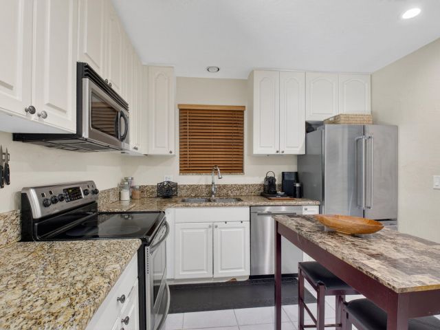 Продажа дома по адресу 118 NE 22nd Street - фото 6777551