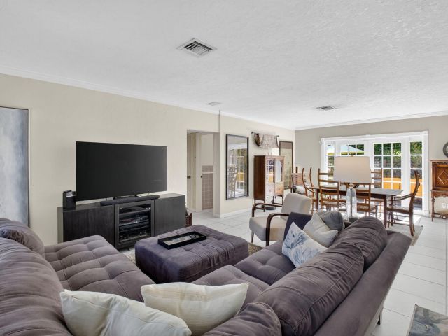 Продажа дома по адресу 118 NE 22nd Street - фото 6777560