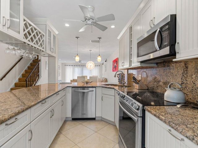 Дом в аренду по адресу 842 SE 19th Avenue 103 - фото 6695245