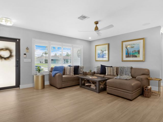 Продажа дома по адресу 291 SE 5th Avenue - фото 6694304