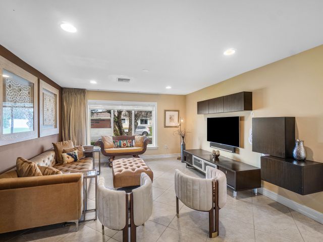 Дом в аренду по адресу 3509 NW 26th Court - фото 6786706