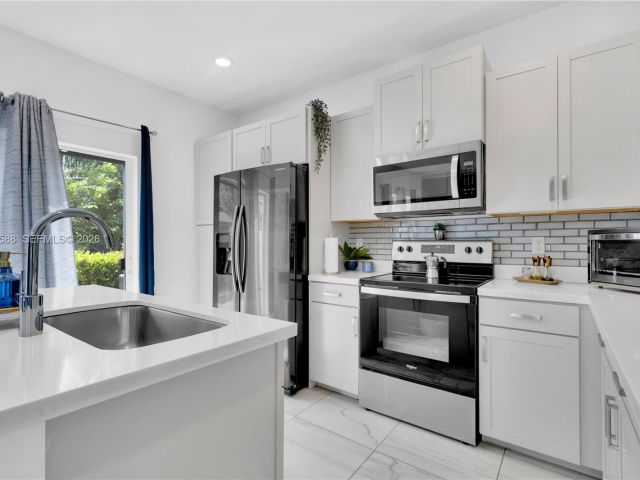 Продажа дома по адресу 856 SE 16th Ct - фото 6728803