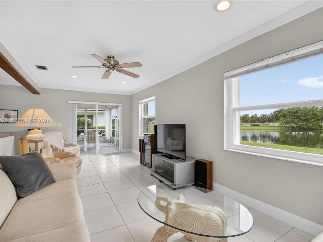 Дом в аренду по адресу 3810 Rowena Cir . - фото 7451116