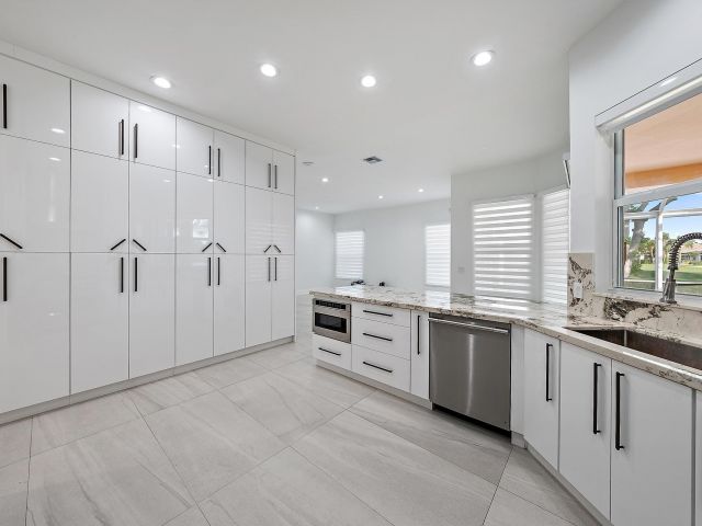 Продажа дома по адресу 8734 Lakes Boulevard - фото 6719606