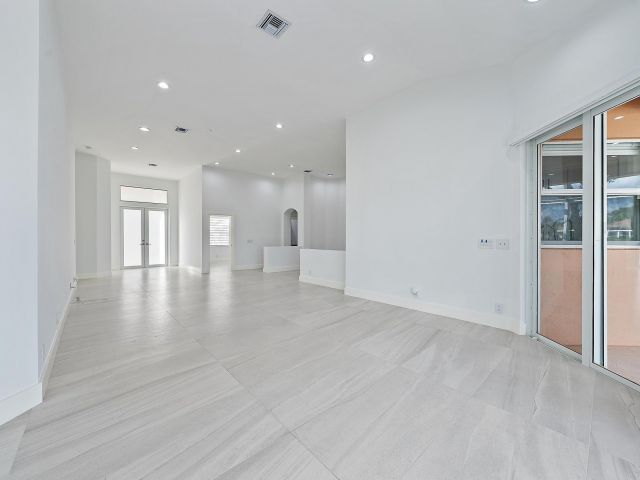 Продажа дома по адресу 8734 Lakes Boulevard - фото 6719612