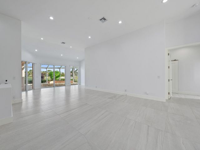 Продажа дома по адресу 8734 Lakes Boulevard - фото 6719614