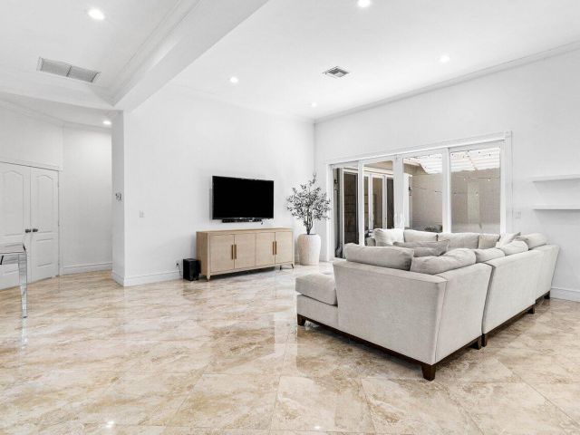 Дом в аренду по адресу 4023 NW 58th Street - фото 6698630