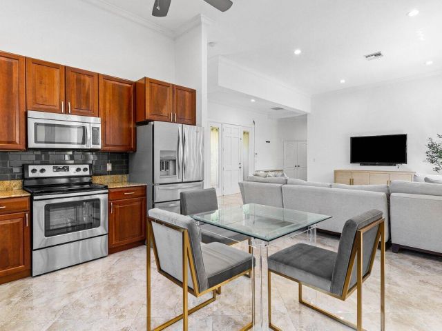 Дом в аренду по адресу 4023 NW 58th Street - фото 6698631