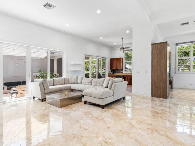 Дом в аренду по адресу 4023 NW 58th Street - фото 6698633