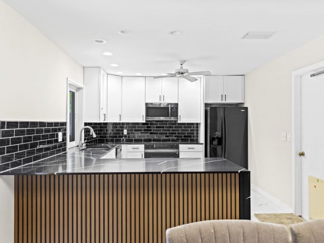 Продажа дома по адресу 3318 NW 69th Court - фото 6697870