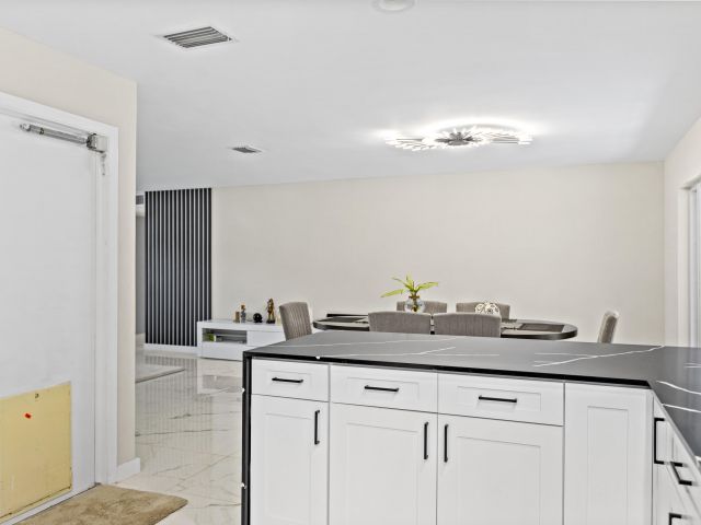 Продажа дома по адресу 3318 NW 69th Court - фото 6697872