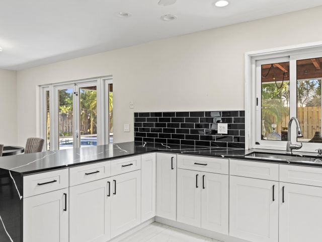 Продажа дома по адресу 3318 NW 69th Court - фото 6697873