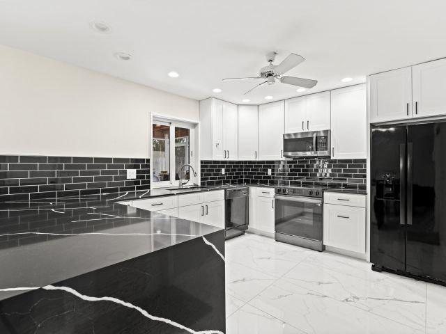 Продажа дома по адресу 3318 NW 69th Court - фото 6697874