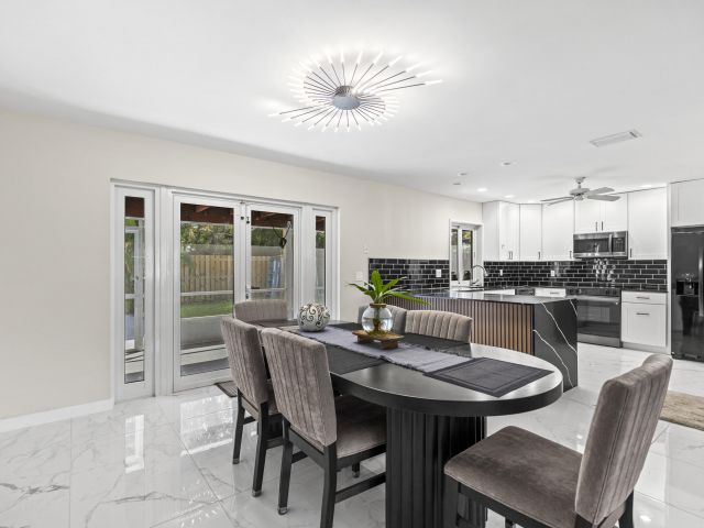 Продажа дома по адресу 3318 NW 69th Court - фото 6697876